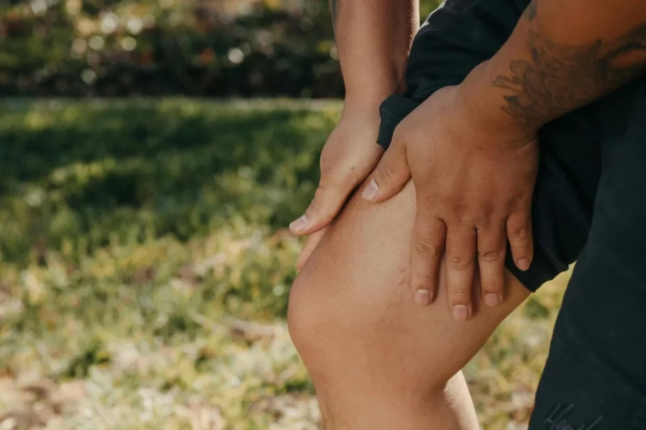Une faisant du sport, se tenant la jambe car elle a des douleurs